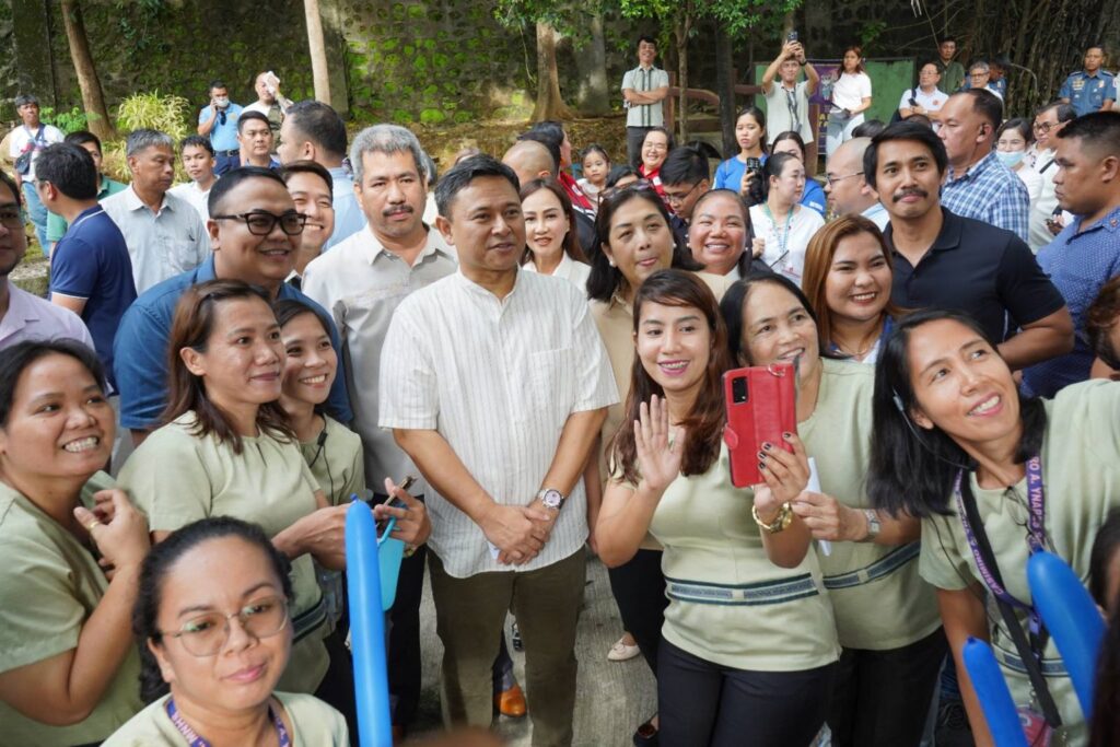 DepEd Sec. Sonny Angara with DepEd teachers.